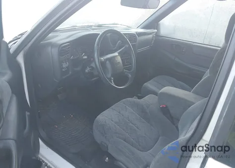 2002 GMC Sonoma Sls from USA, damaged, VIN 1GTCS19W828203260